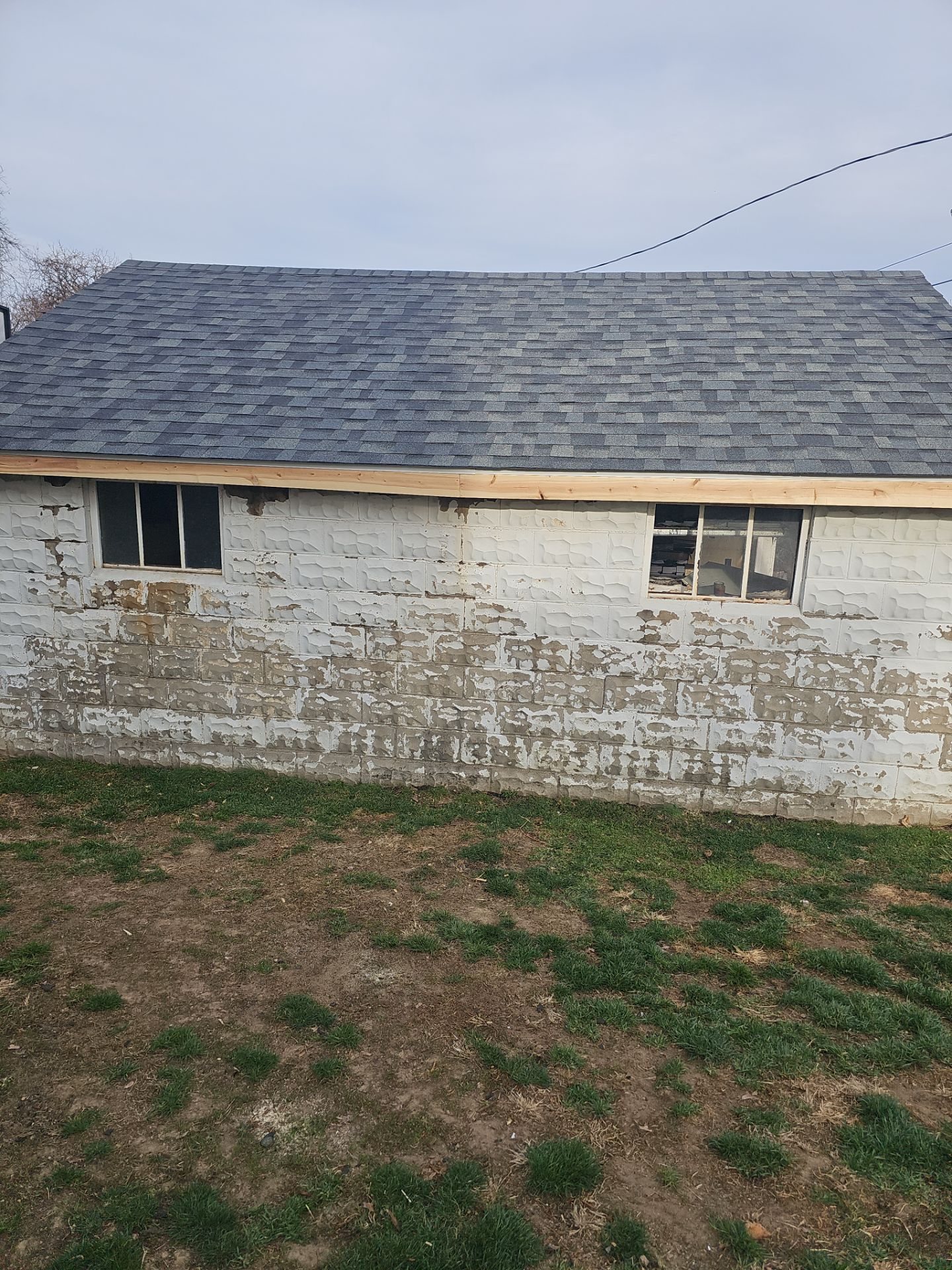 New gray shingle roof on a painted block building in Pittsburgh, Alan Construction