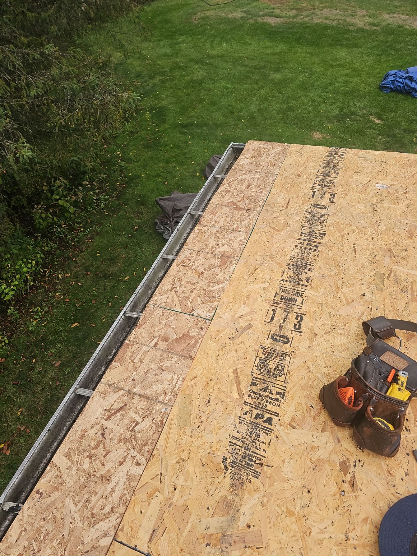 Fresh OSB decking along the gutter edge with a tool bag in Imperial, Alan Construction