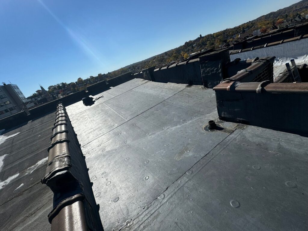 Finished rubber roof with sealed seams
